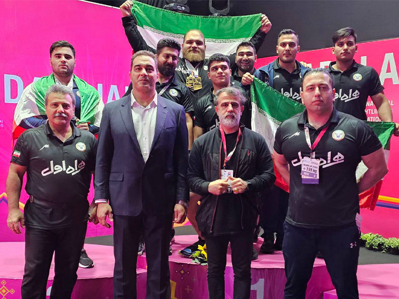 اهتزاز پرچم ایران در مکزیک پس از قهرمانی در مسابقات جوانان جهان