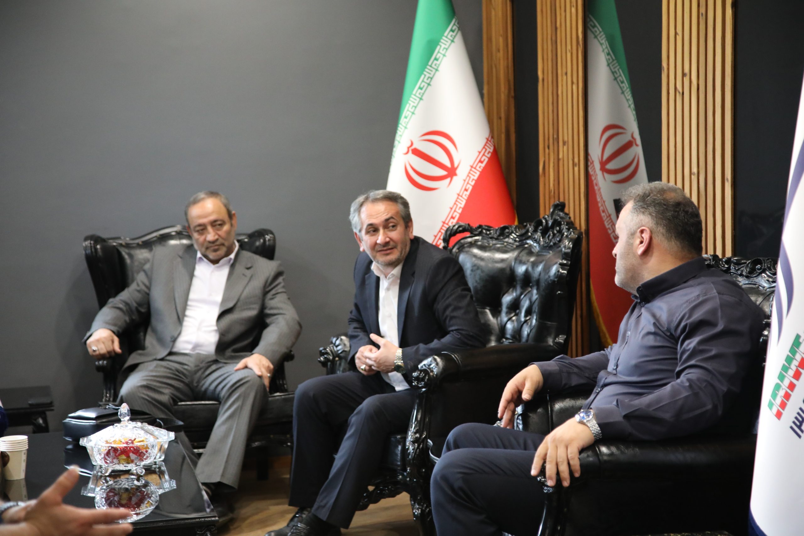 عکس شبنم روحی از وزنه برداران اردبیل با مسئولان اردبیل (11)