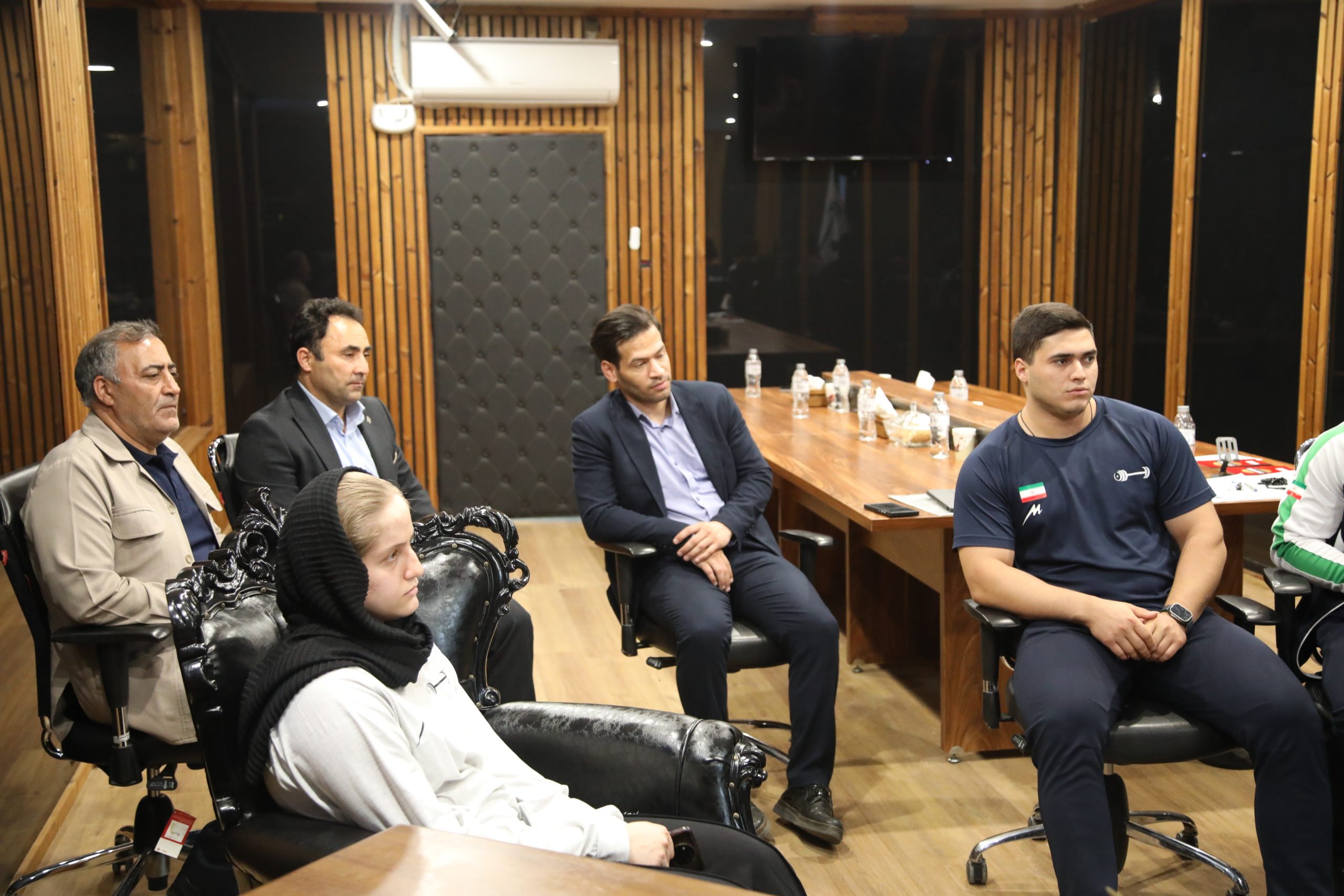 عکس شبنم روحی از وزنه برداران اردبیل با مسئولان اردبیل (16)