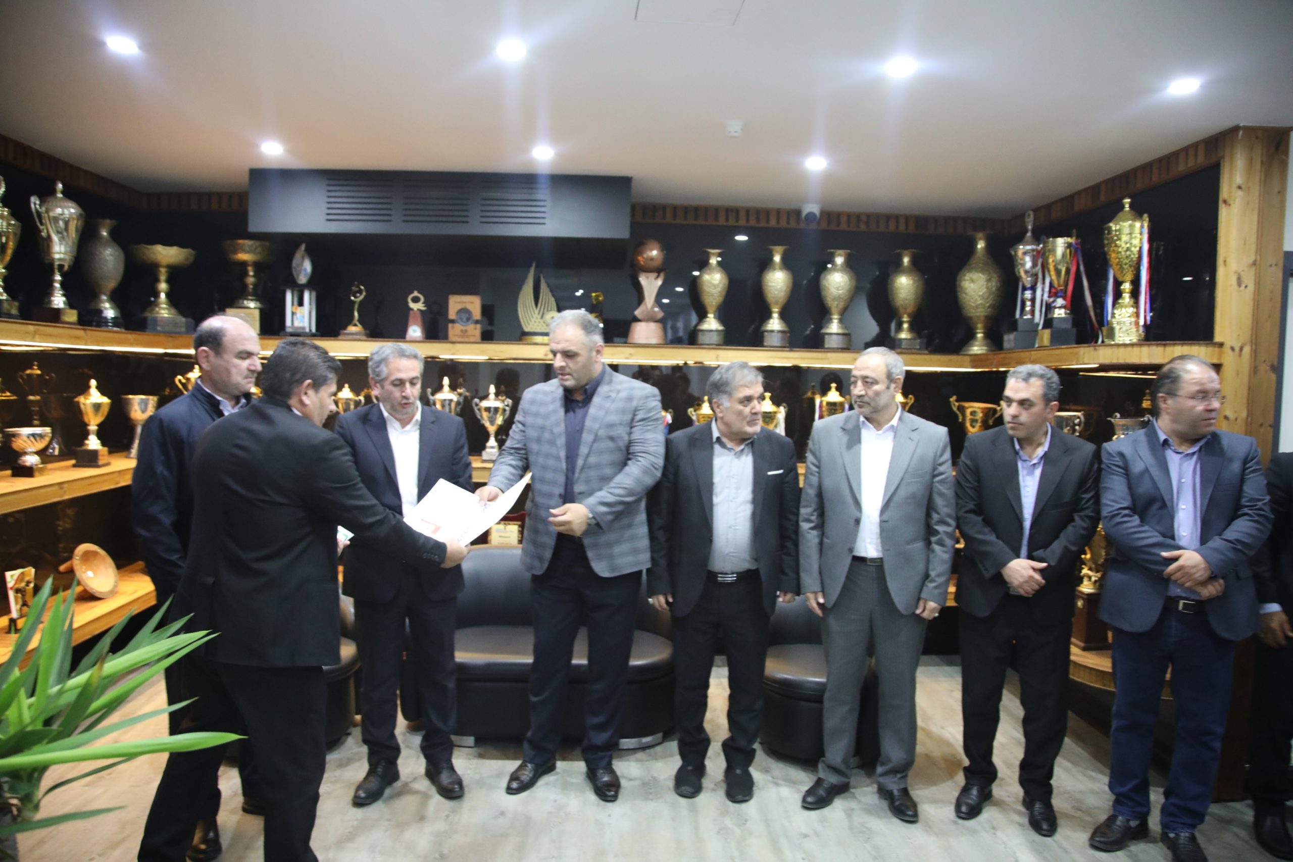 عکس شبنم روحی از وزنه برداران اردبیل با مسئولان اردبیل (18)