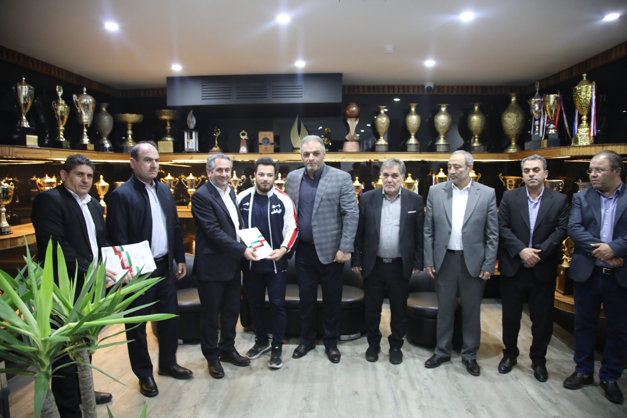 عکس شبنم روحی از وزنه برداران اردبیل با مسئولان اردبیل (19)
