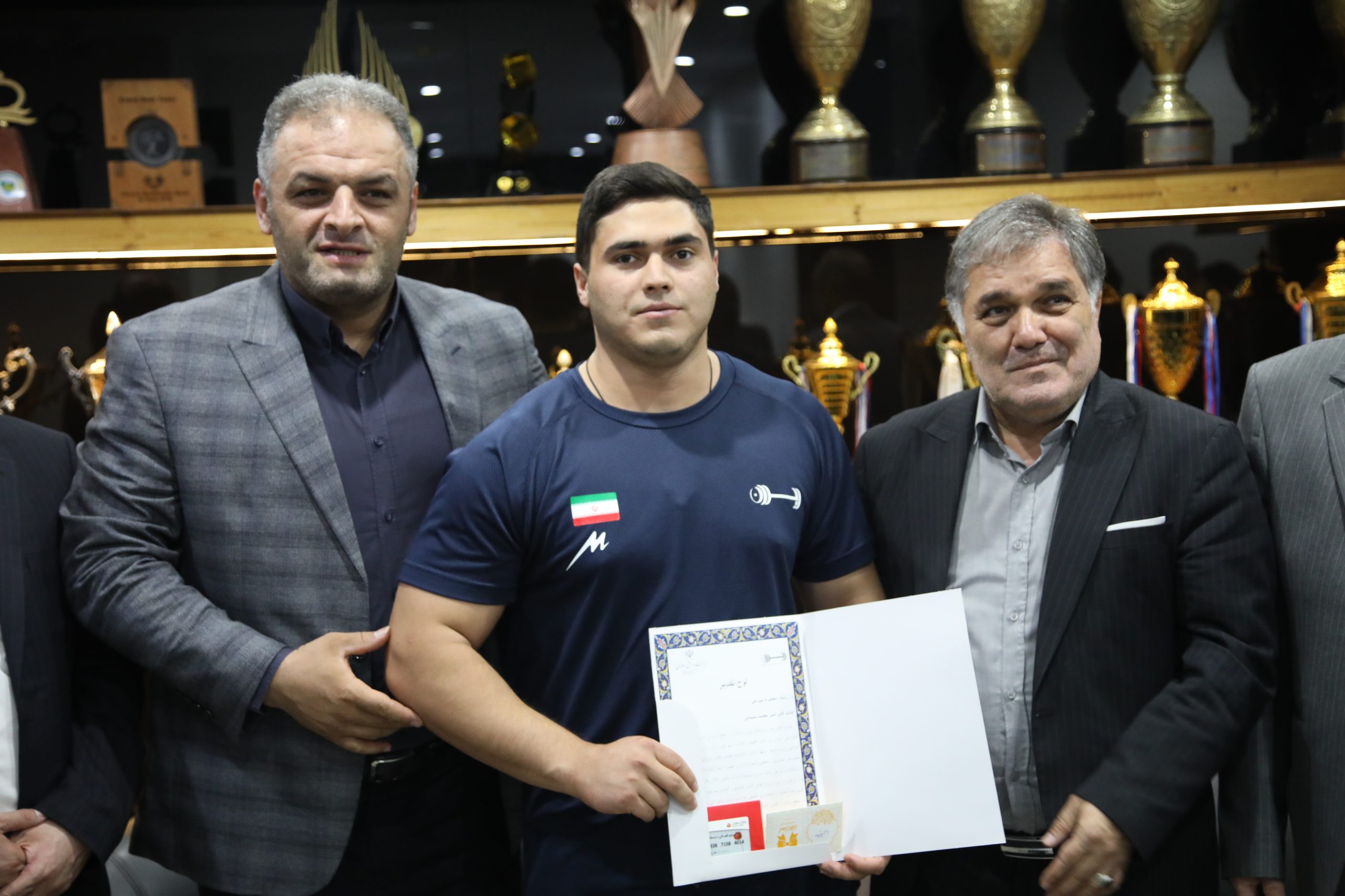 عکس شبنم روحی از وزنه برداران اردبیل با مسئولان اردبیل (21)