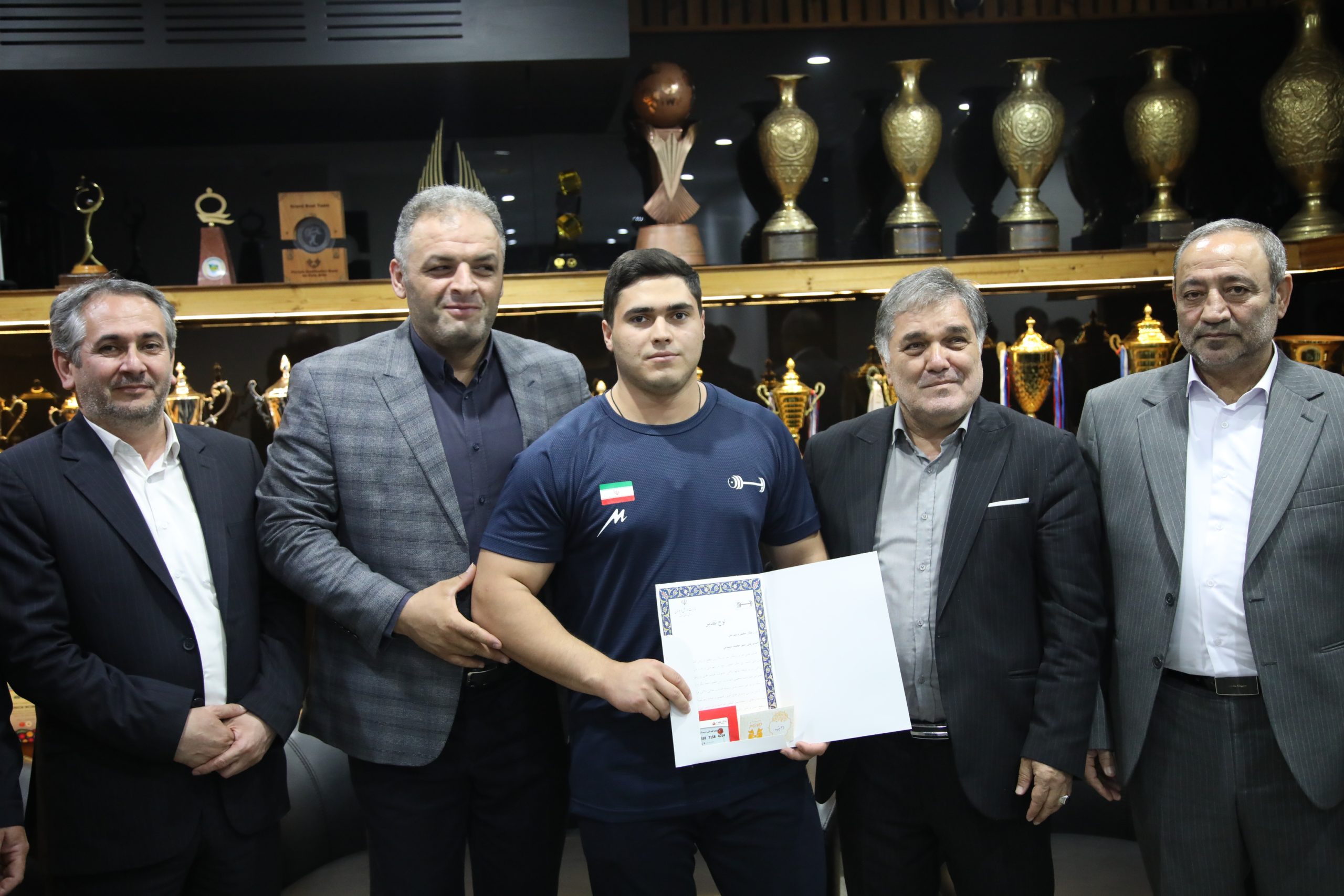عکس شبنم روحی از وزنه برداران اردبیل با مسئولان اردبیل (22)