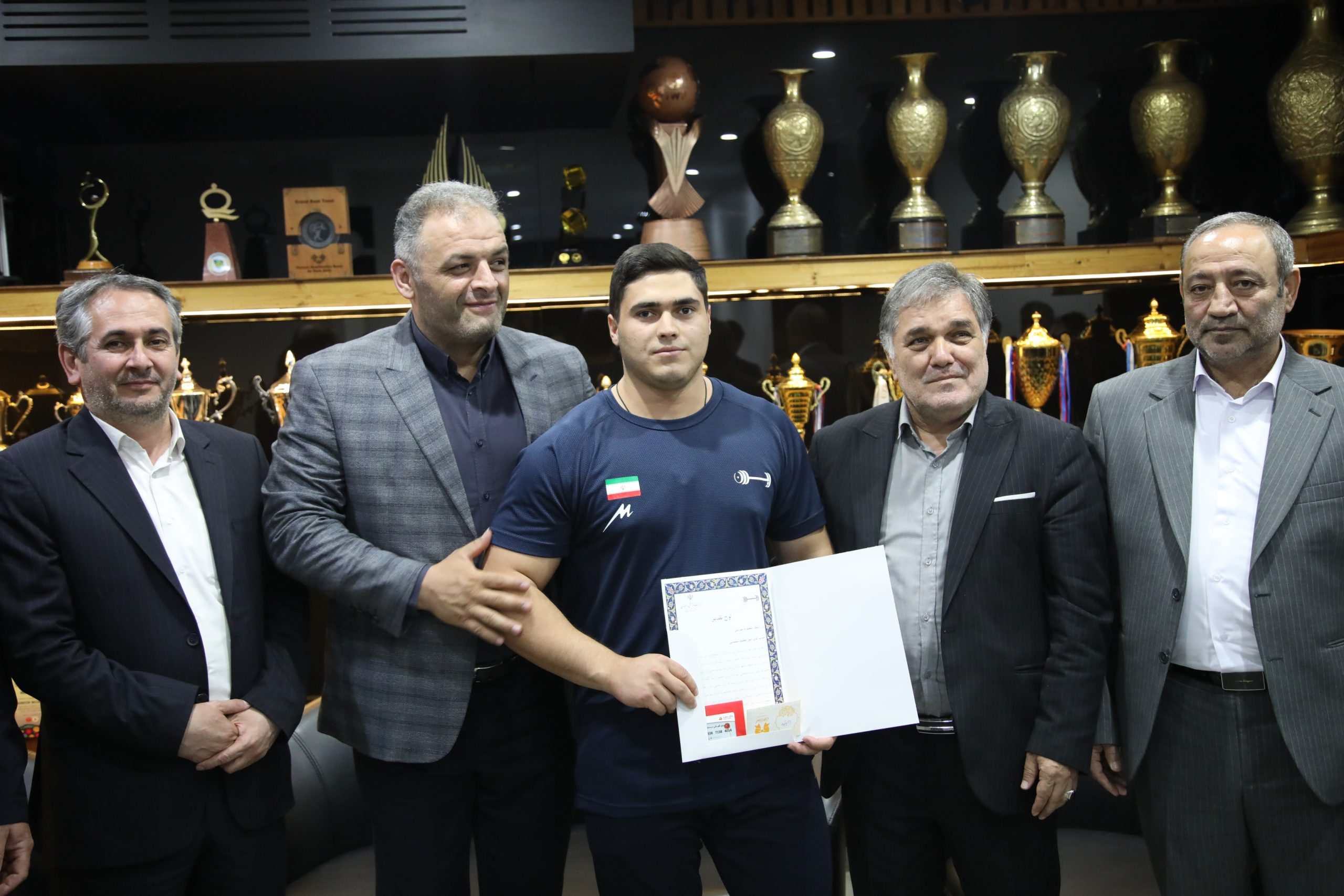 عکس شبنم روحی از وزنه برداران اردبیل با مسئولان اردبیل (24)