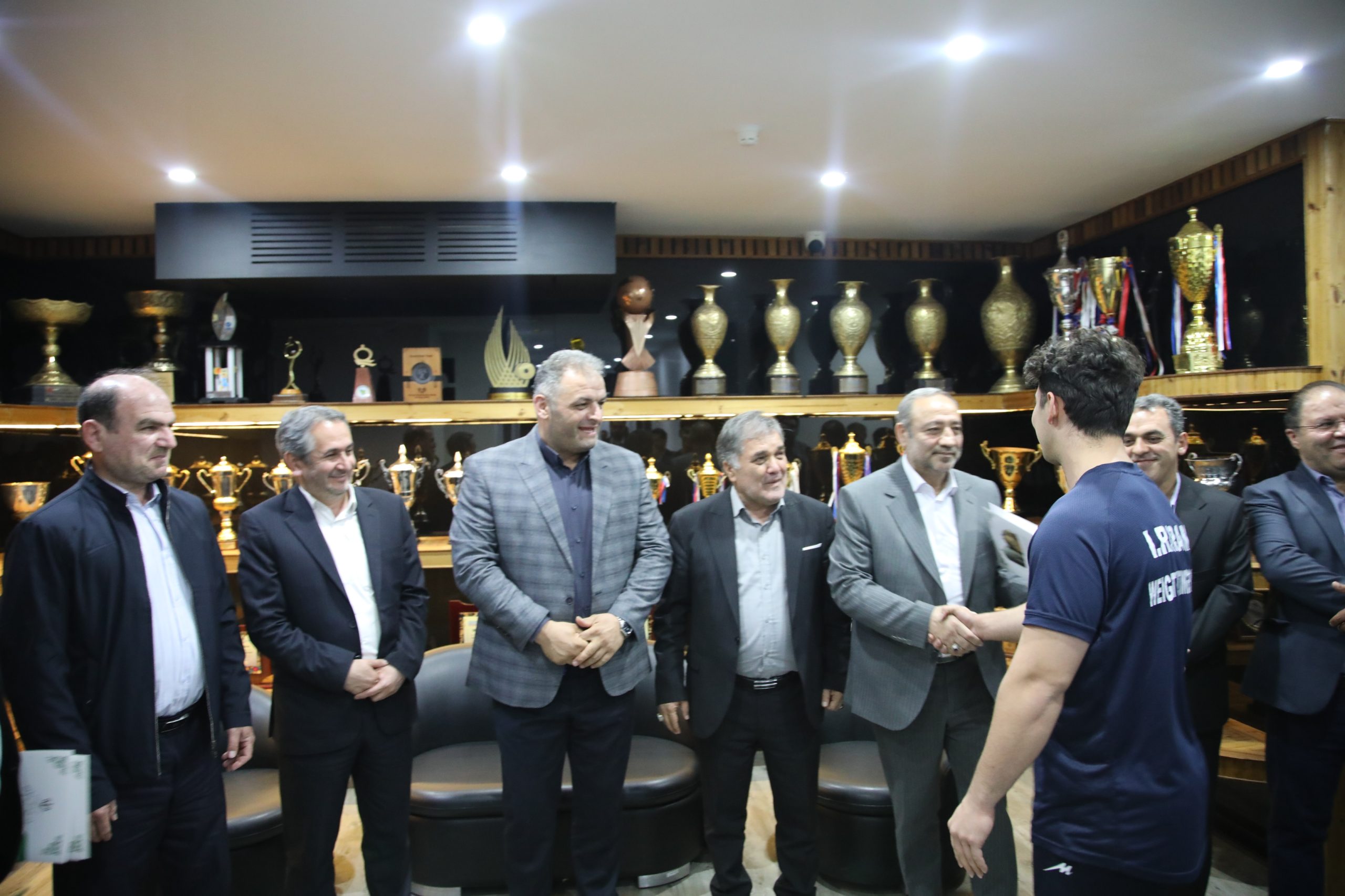 عکس شبنم روحی از وزنه برداران اردبیل با مسئولان اردبیل (25)