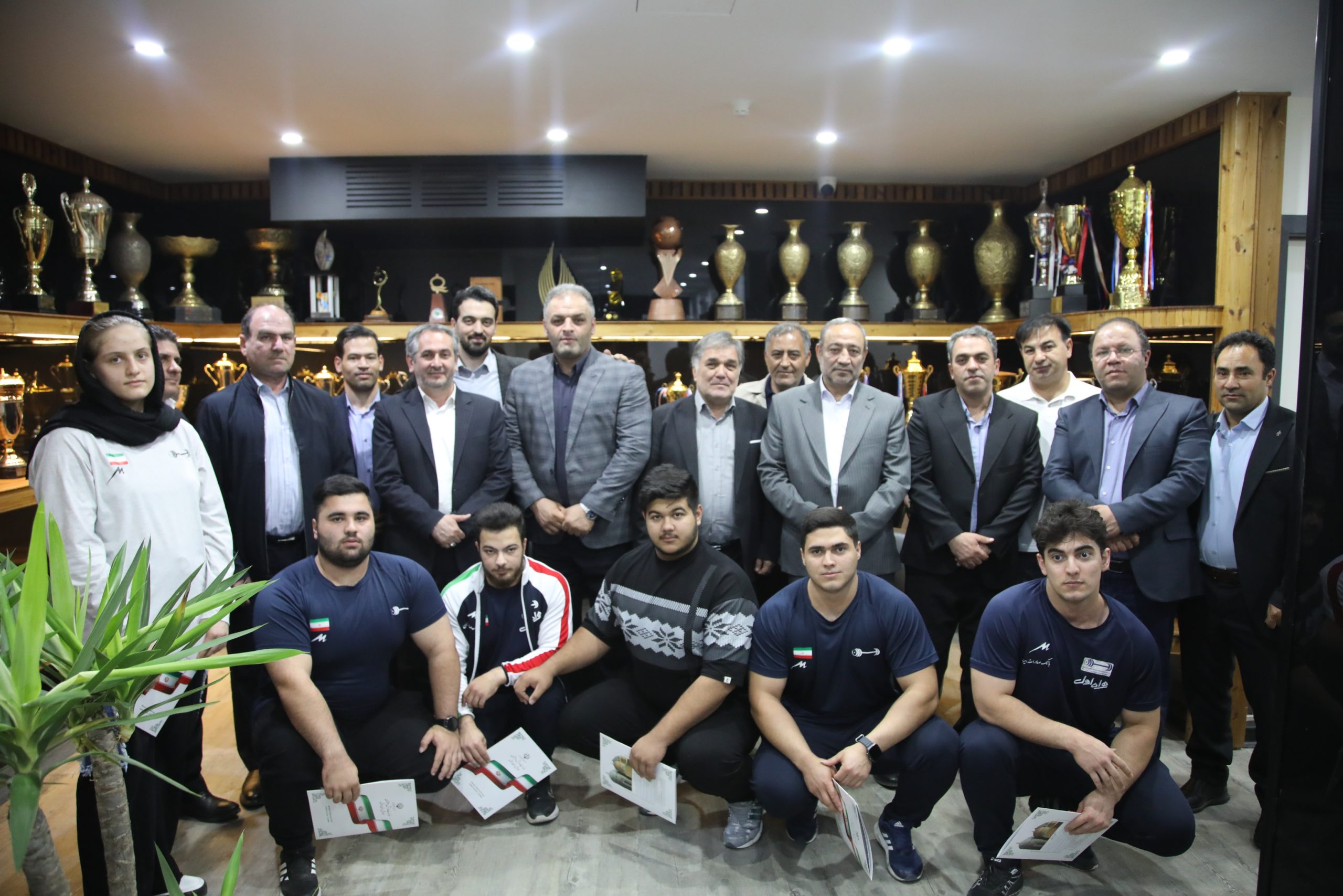 عکس شبنم روحی از وزنه برداران اردبیل با مسئولان اردبیل (32)