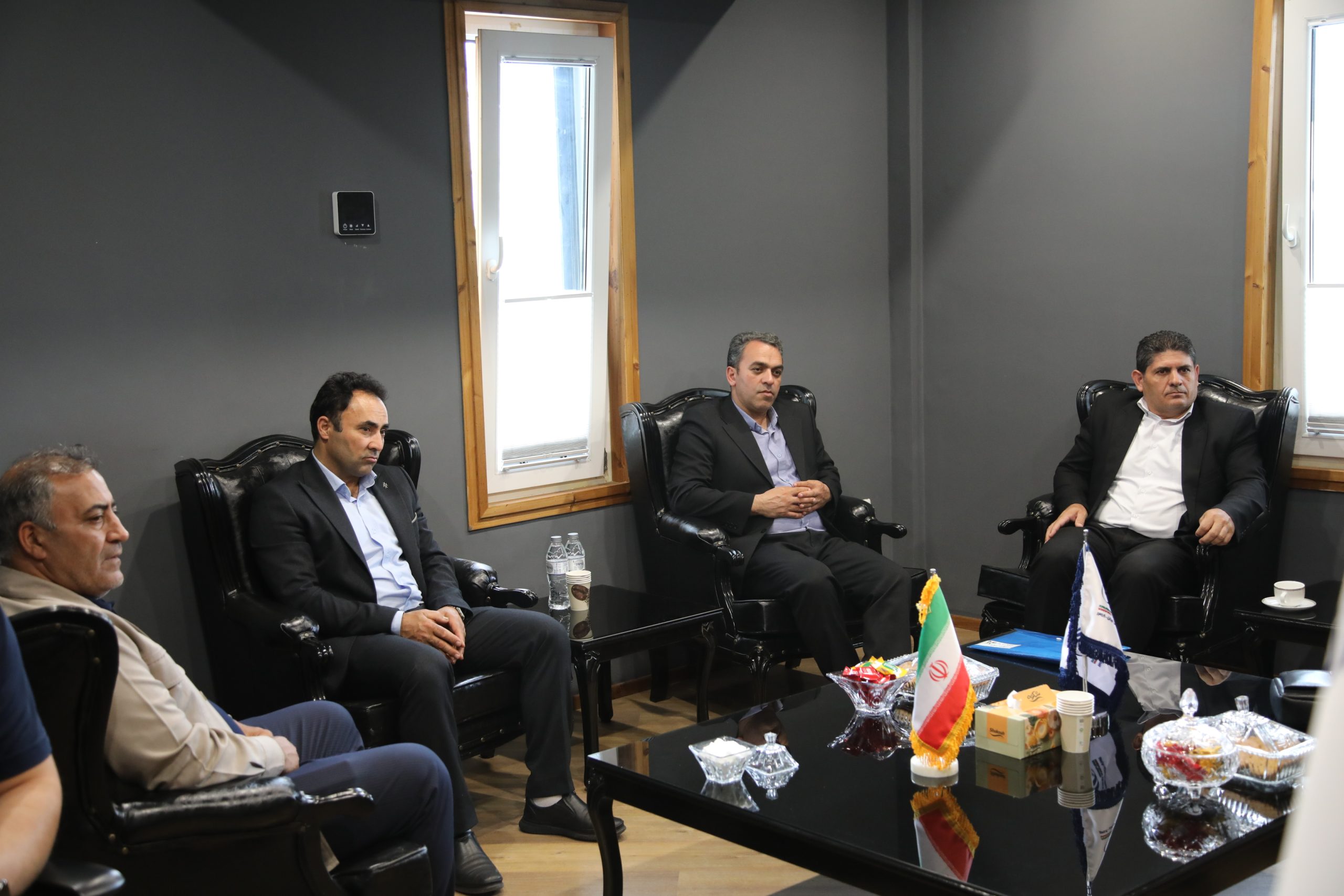 عکس شبنم روحی از وزنه برداران اردبیل با مسئولان اردبیل (36)