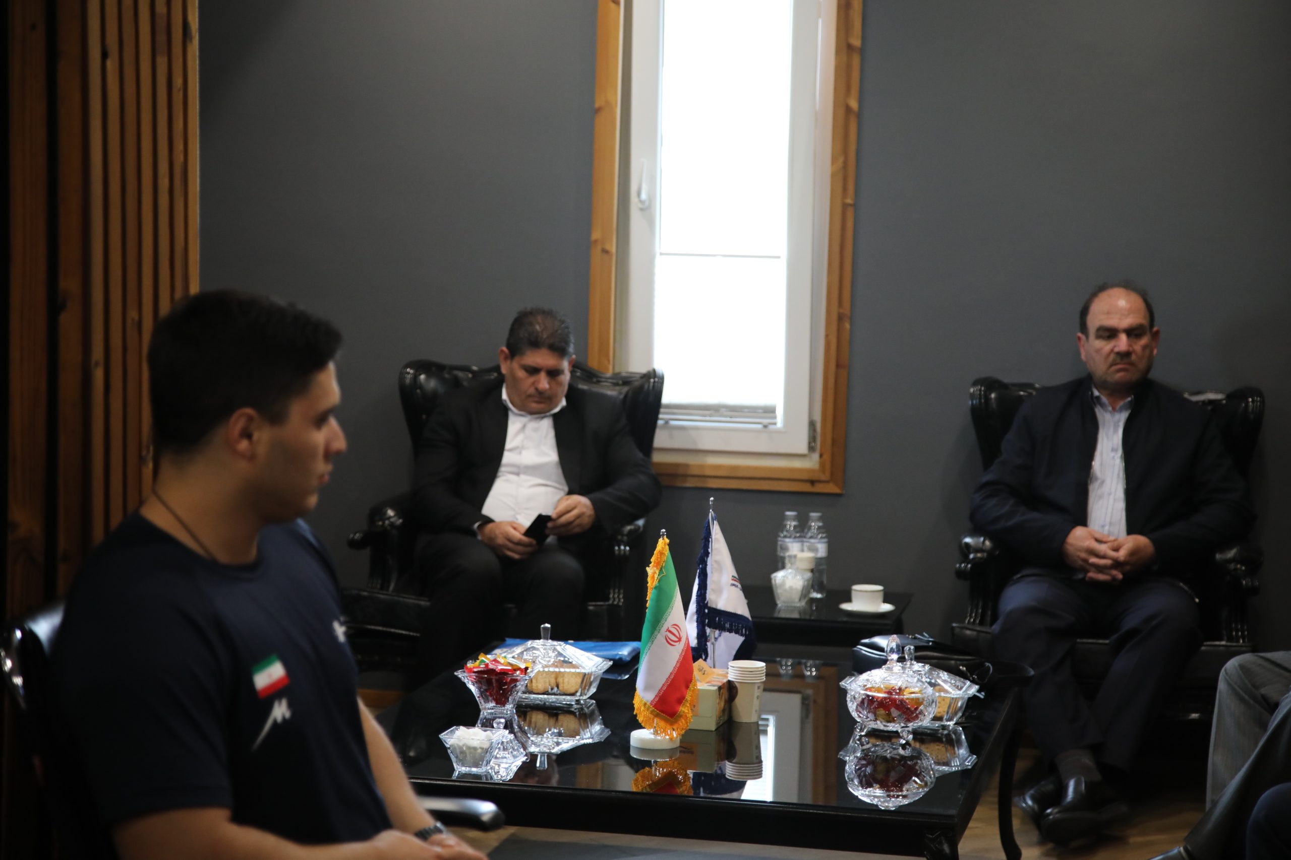 عکس شبنم روحی از وزنه برداران اردبیل با مسئولان اردبیل (5)