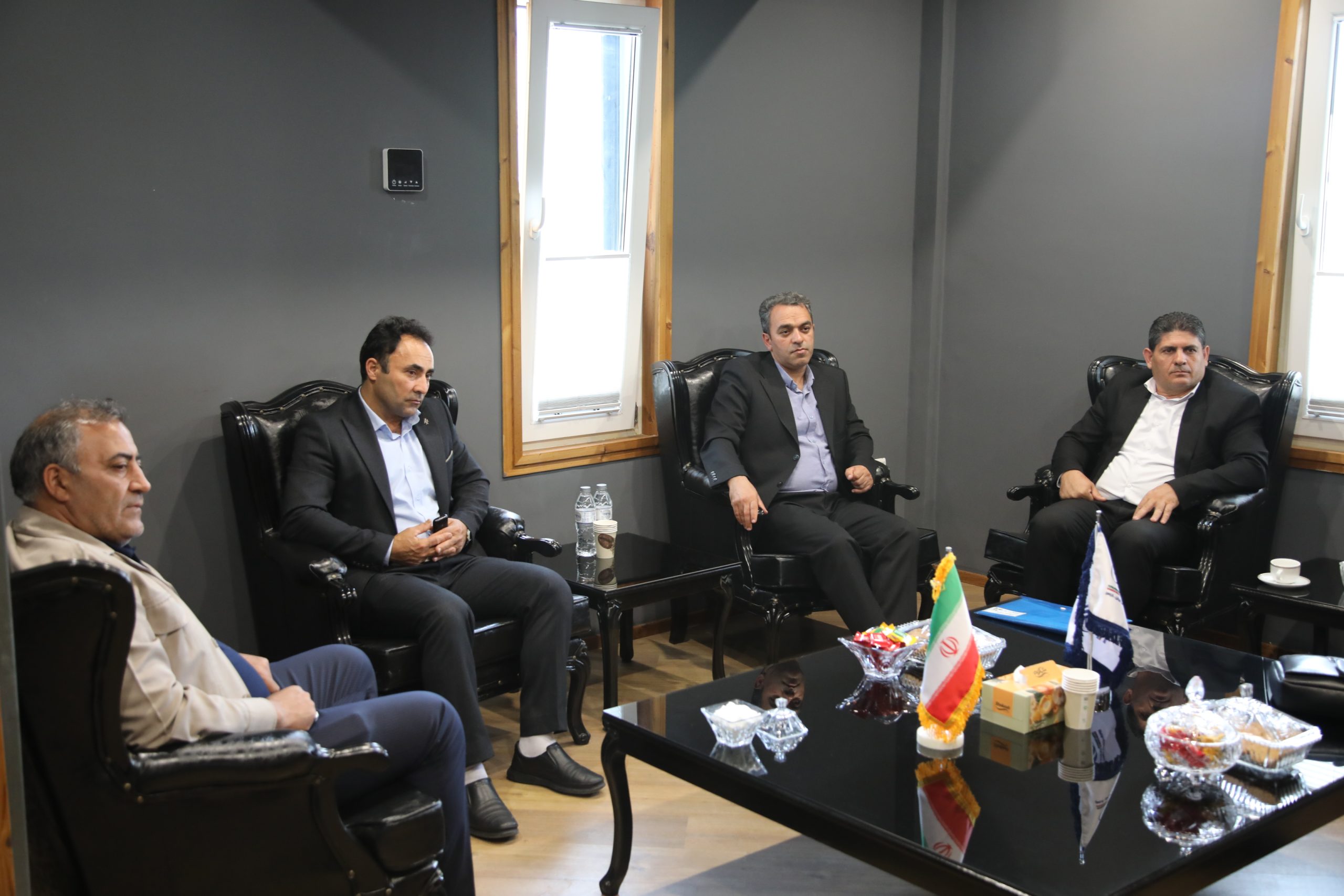 عکس شبنم روحی از وزنه برداران اردبیل با مسئولان اردبیل (6)